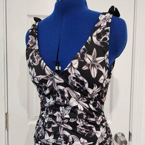 Skulls and lillies one-piece swimsuit with low back and bows Killstar size Small